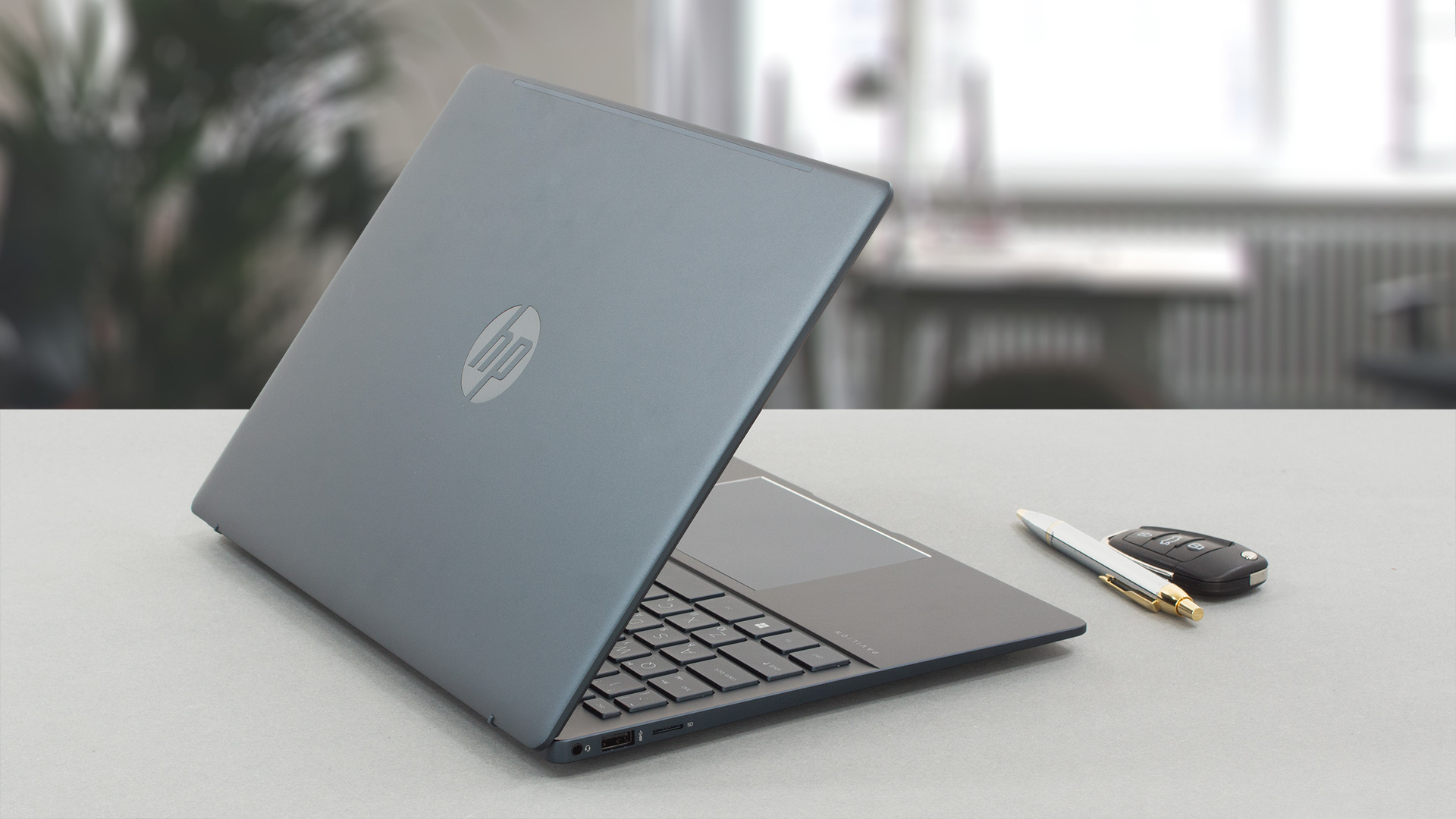 Бюджетный черный ноутбук HP14
